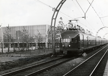 168799 Afbeelding van een electrisch treinstel mat. 1936 van de N.S. als extra trein ter gelegenheid van de viering van ...